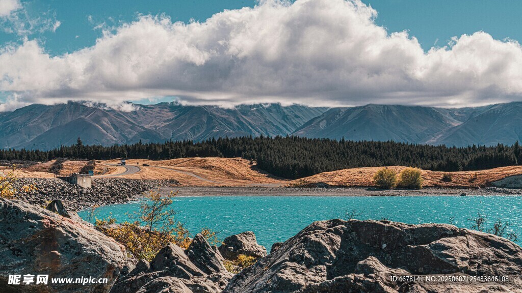 湖畔美景 遠山與碧藍湖水