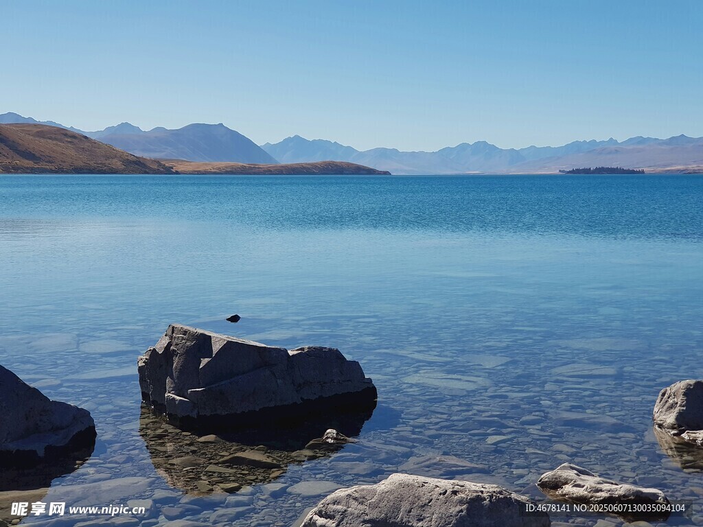 湖畔巖石 靜謐湖景風光