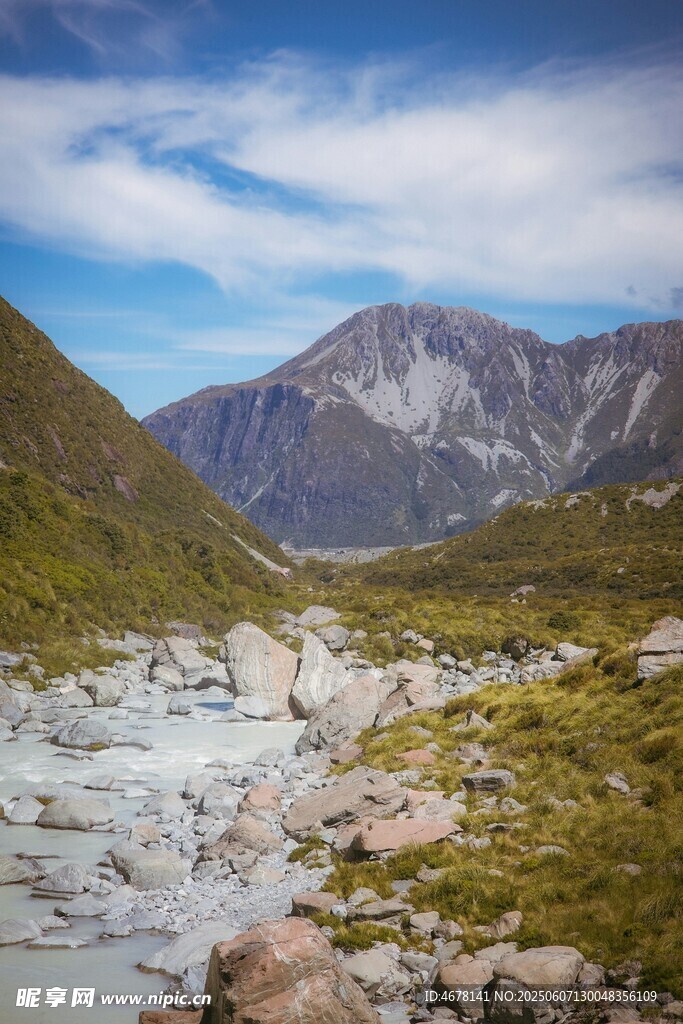山間溪流與壯麗山巒景色
