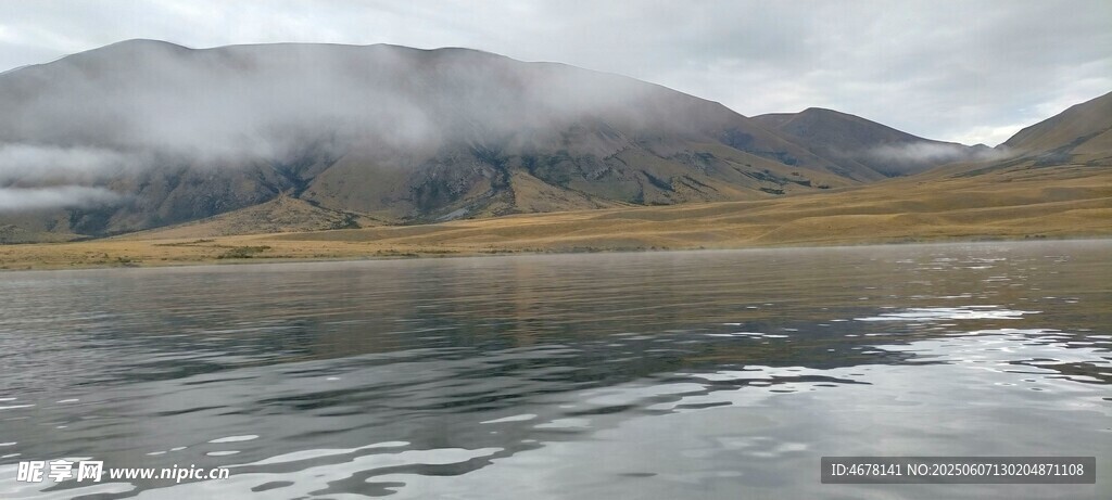 湖畔山巒云霧繚繞美景