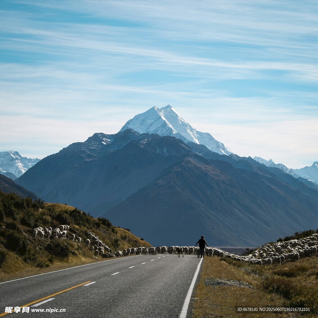 公路盡頭的壯麗雪山景觀
