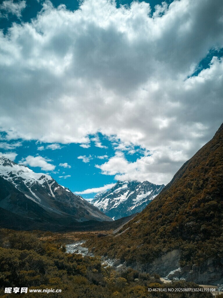 壯麗山谷雪山藍天白云景