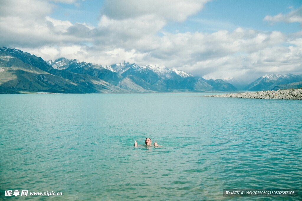 湖畔美景 一人暢游碧水間