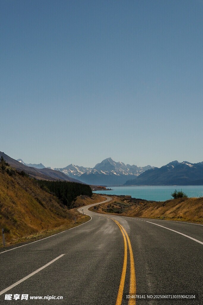 公路伸向遠方的美麗風(fēng)景