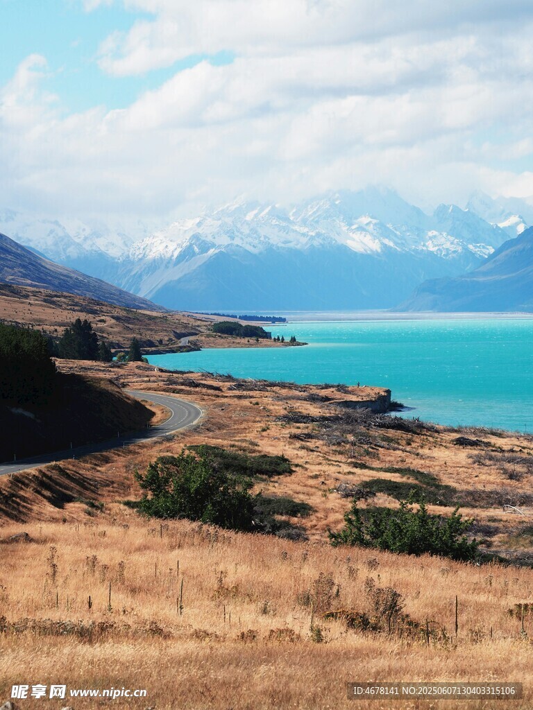 湖畔荒野美景