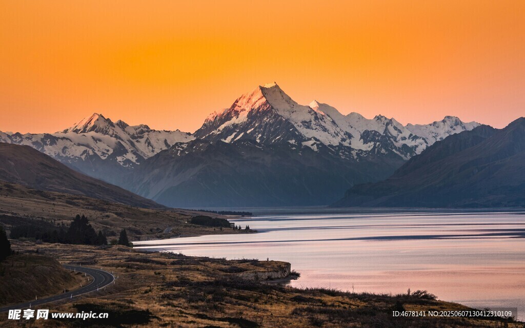 夕陽下的壯美雪山湖泊