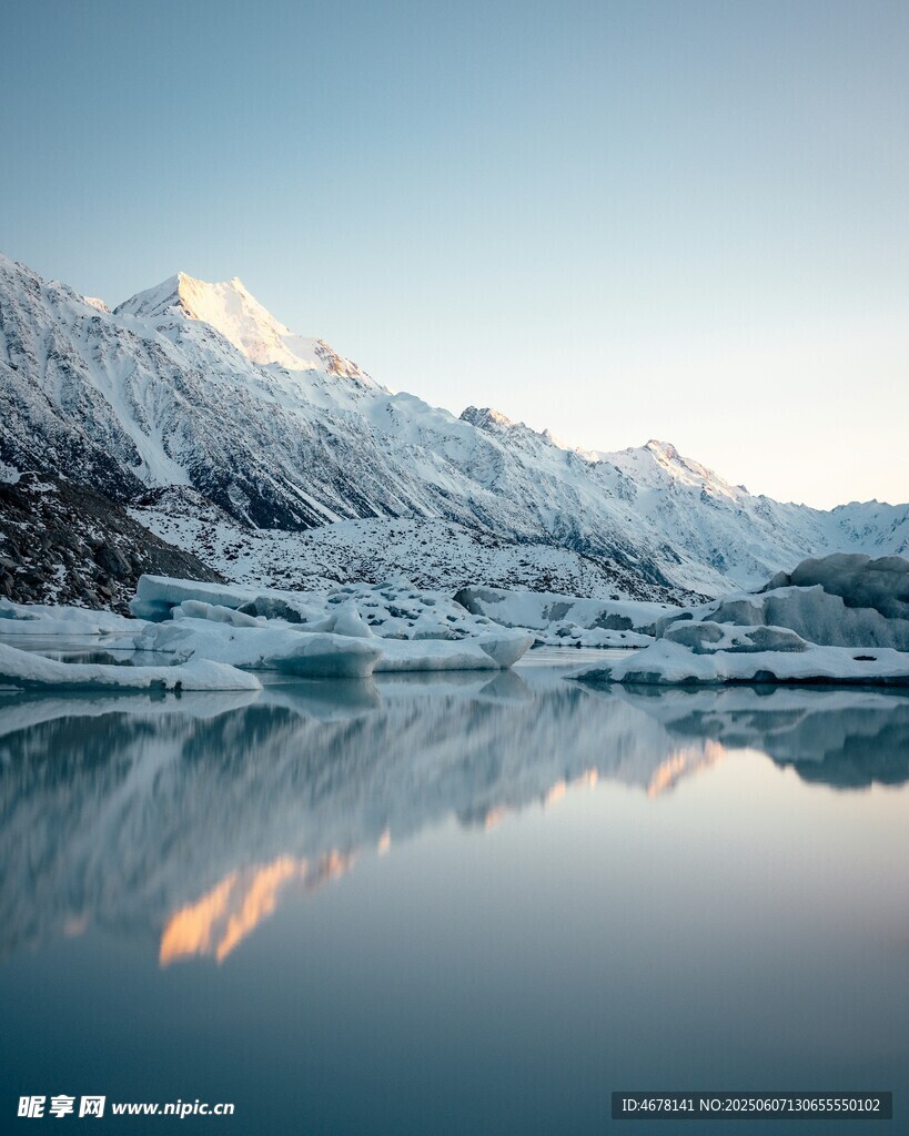 雪山映湖景的絕美風光