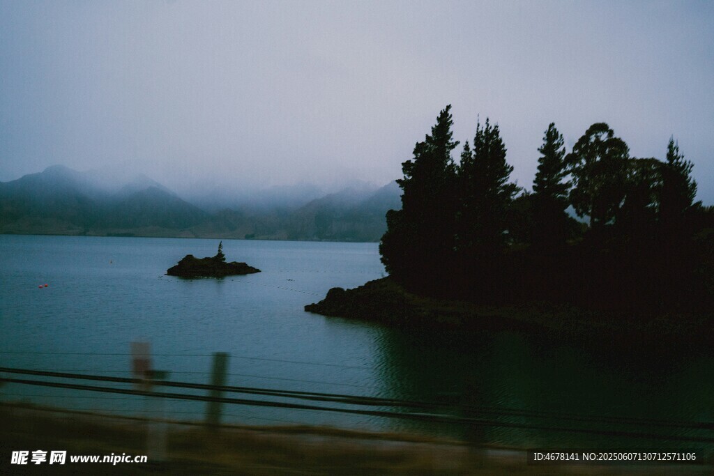 湖畔霧景中的靜謐小島