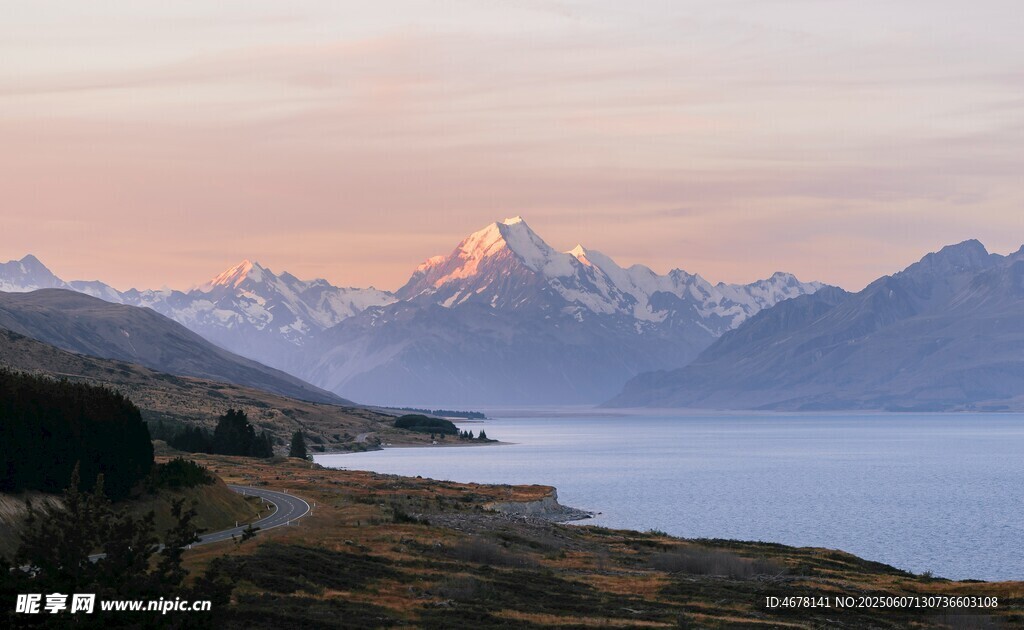 湖畔雪山壯麗黃昏美景