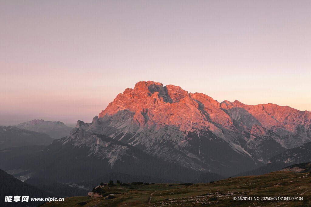 夕陽下的壯麗山峰