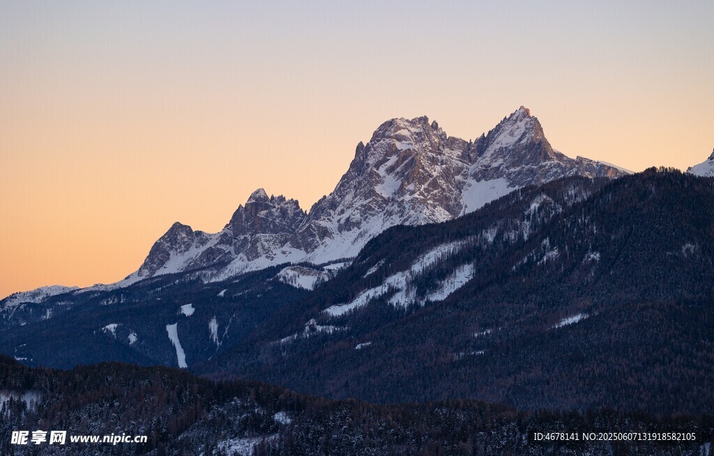 夕陽下的壯麗雪山景觀