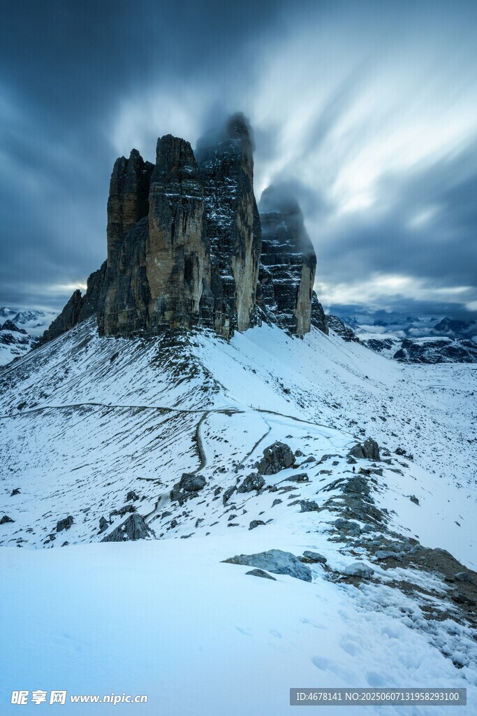 雪山中的奇幻巖石景觀