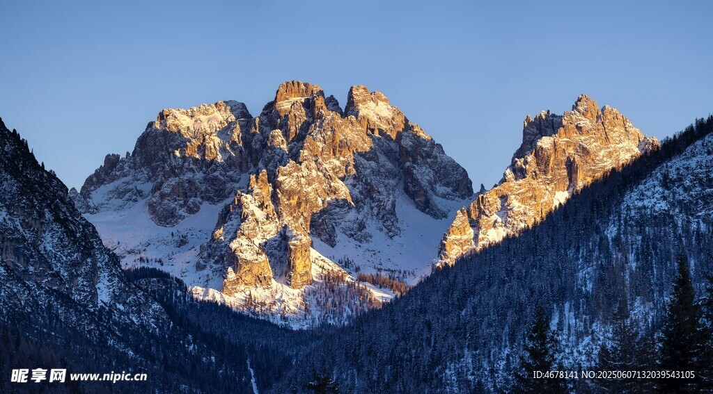 壯麗雪山晨光美景