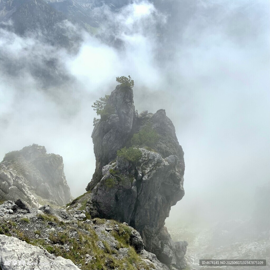 云霧繚繞中的孤聳山峰
