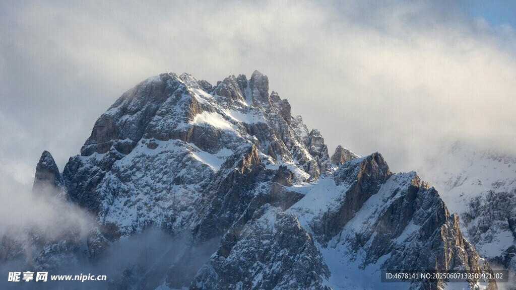 巍峨雪山云霧繚繞之景