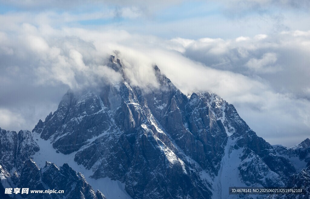 巍峨雪山聳立于云海之上