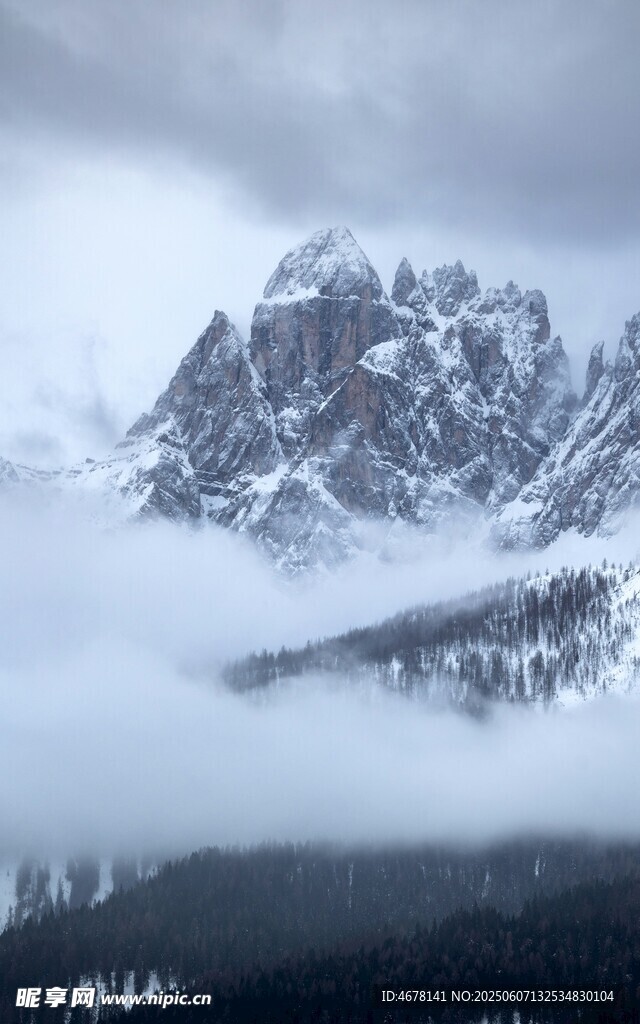 云霧繚繞的巍峨雪山