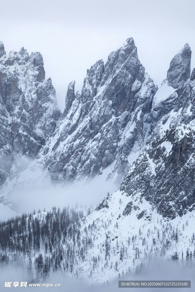 雪山云霧繚繞壯麗景觀