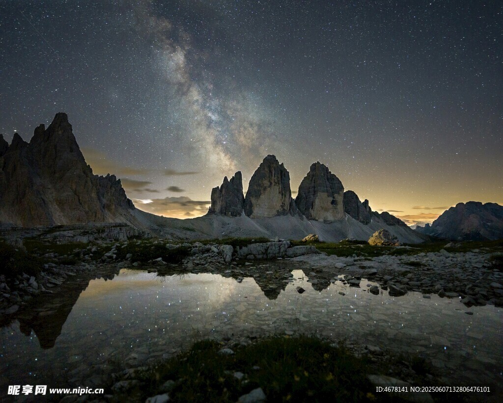 星空下的壯麗山景與湖影