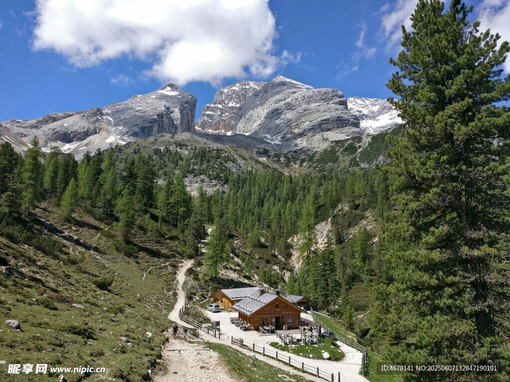 山間小屋與秀麗自然景致