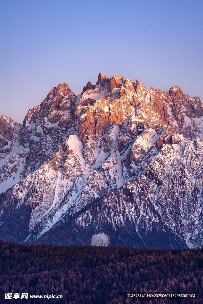 壯麗雪山日出美景