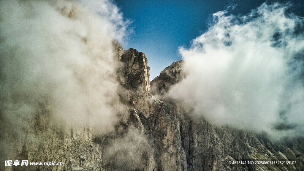 云霧繚繞的巍峨山峰