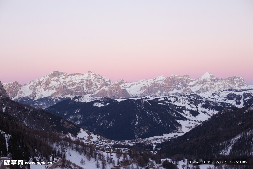 雪山暮色美景