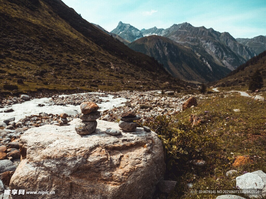 山間溪流旁的嶙峋巖石
