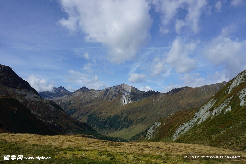 山間美景 藍(lán)天白云下的山巒