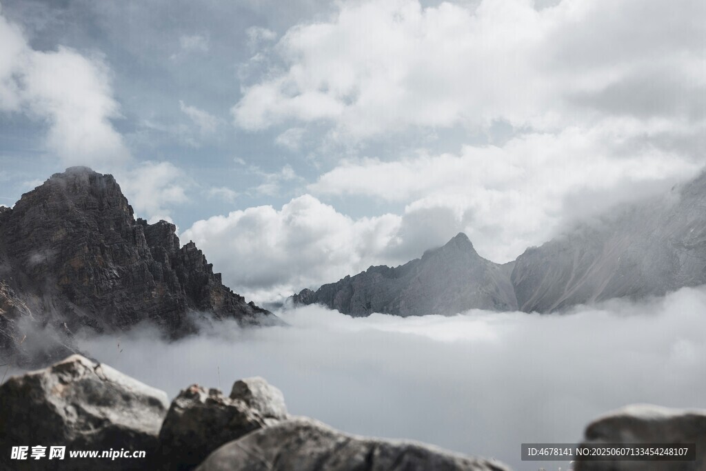 云霧繚繞的壯麗山景