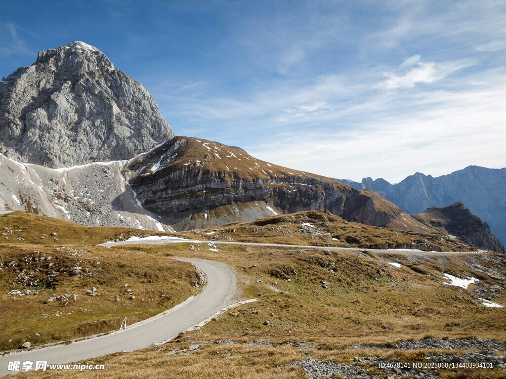 山間蜿蜒公路與壯麗山峰