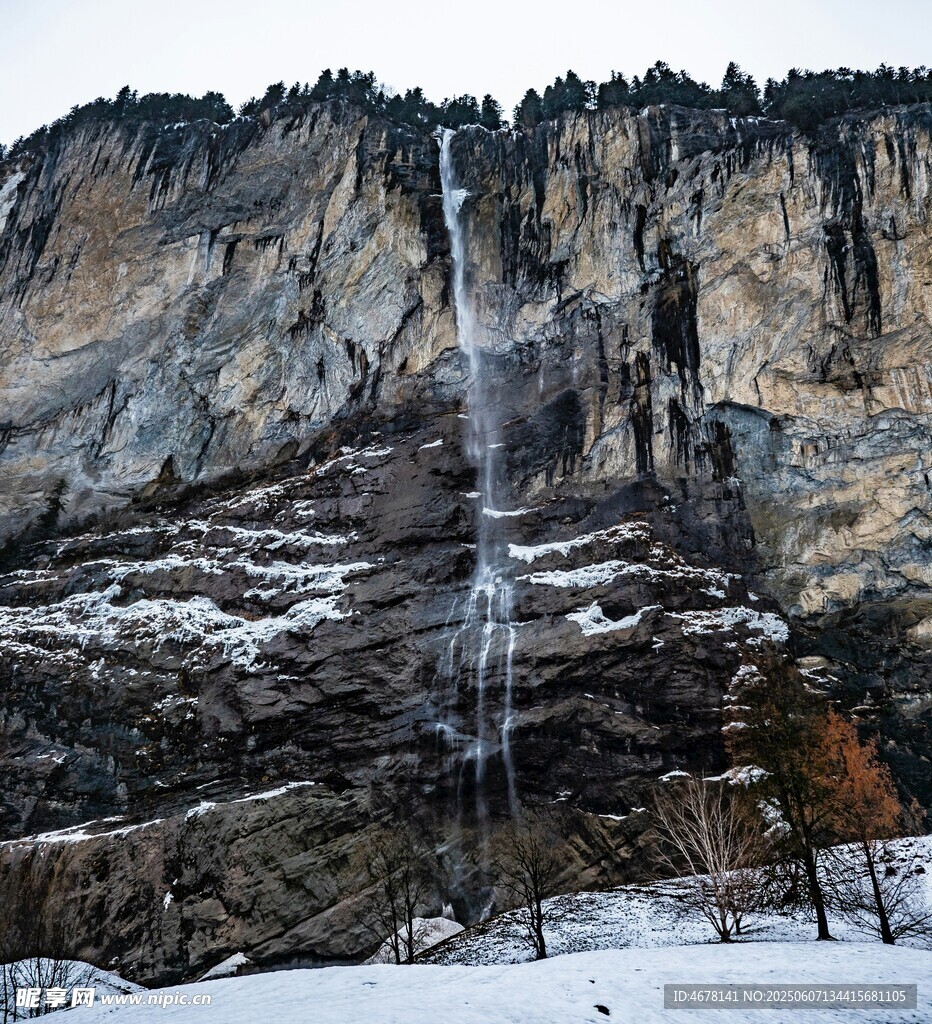 雪山峭壁間的壯美瀑布