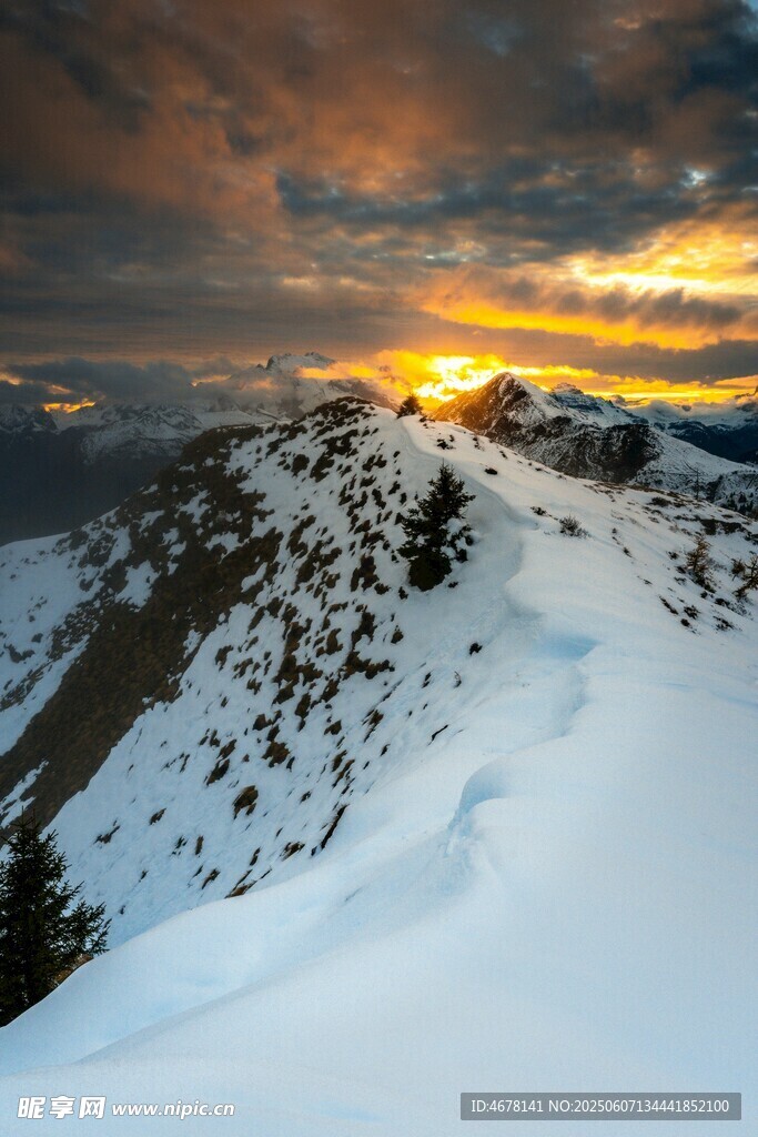 雪山日落美景