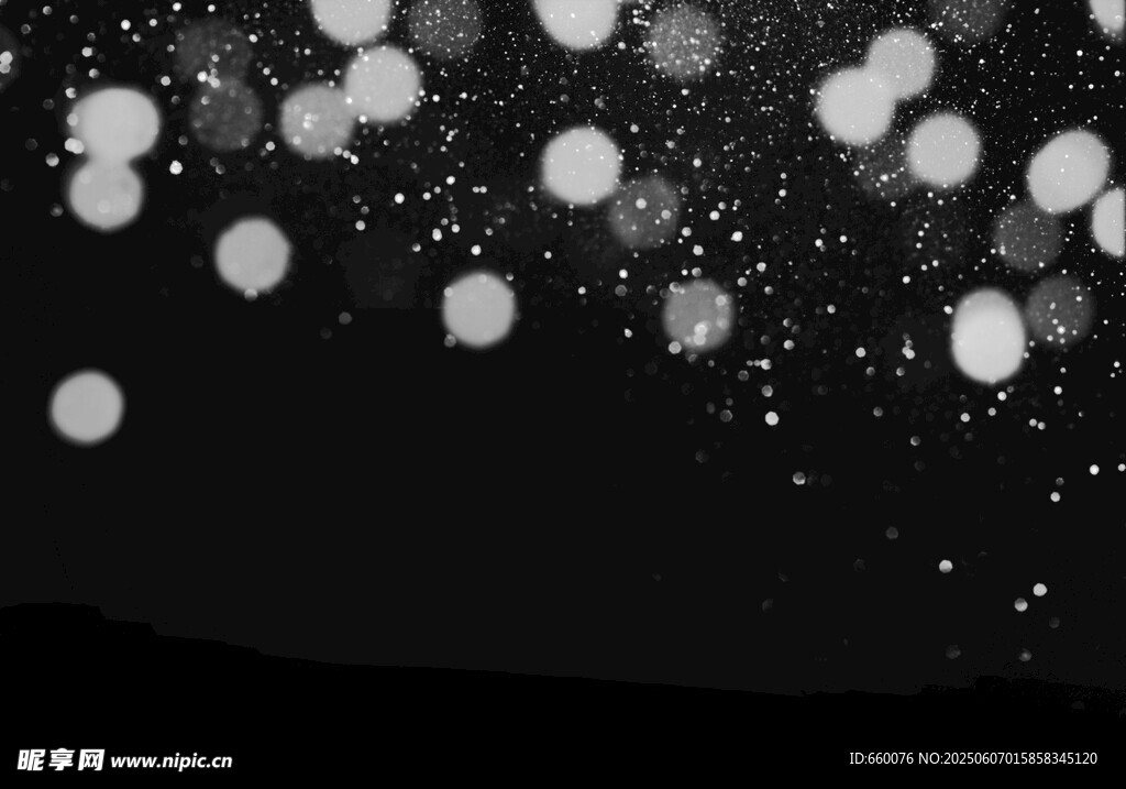 夜空中漂浮的白色氣球