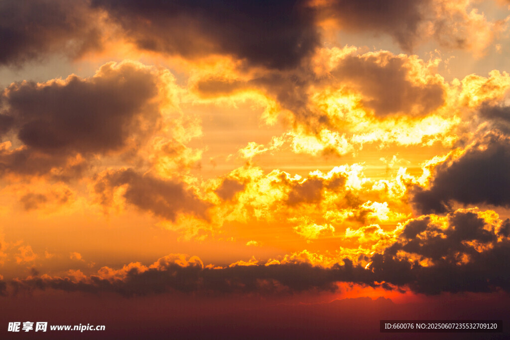 夕陽(yáng)下絢爛的天空美景