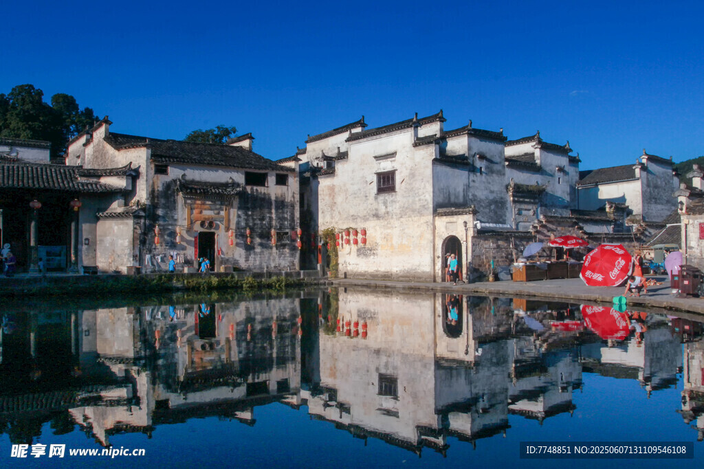 水鄉(xiāng)古居倒影如畫美景