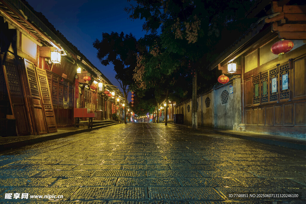 古街夜景 靜謐迷人韻味濃