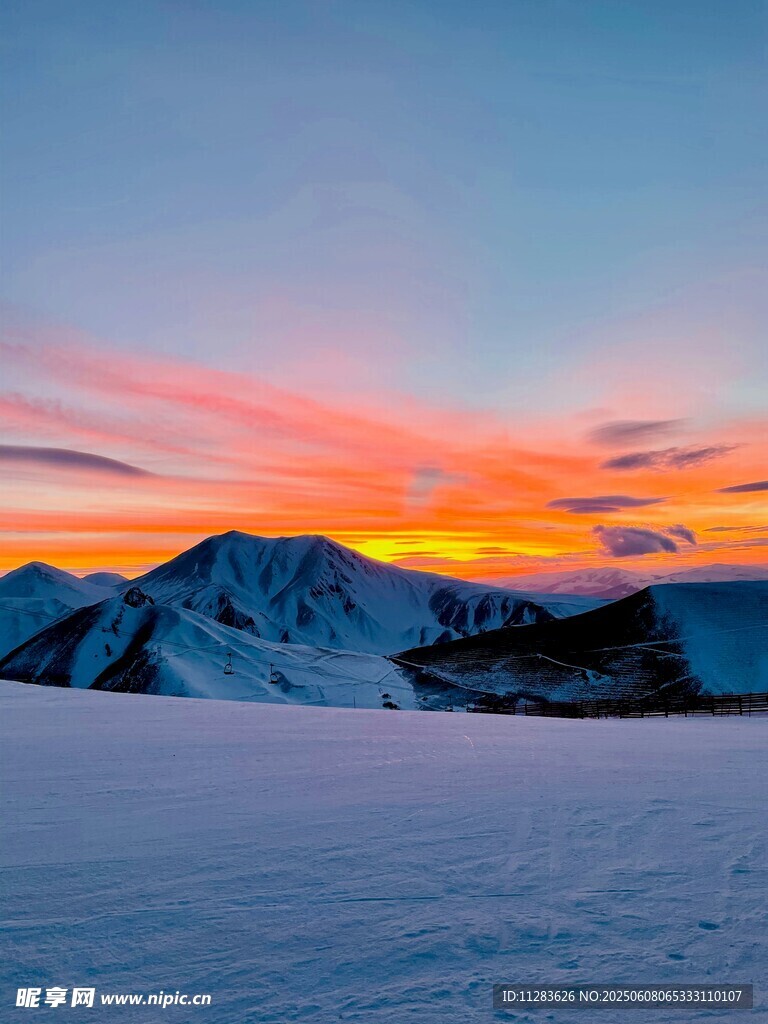 雪山壯麗晚霞美景