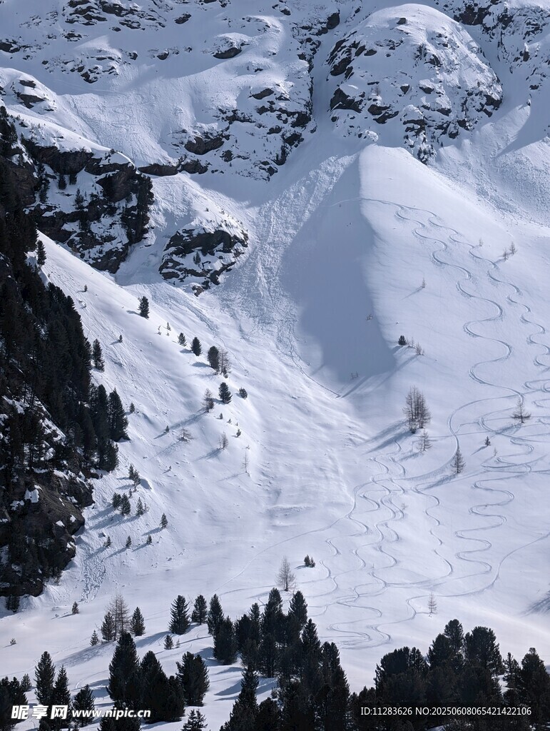 雪山滑雪場景