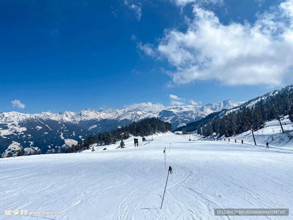 雪山滑雪場景