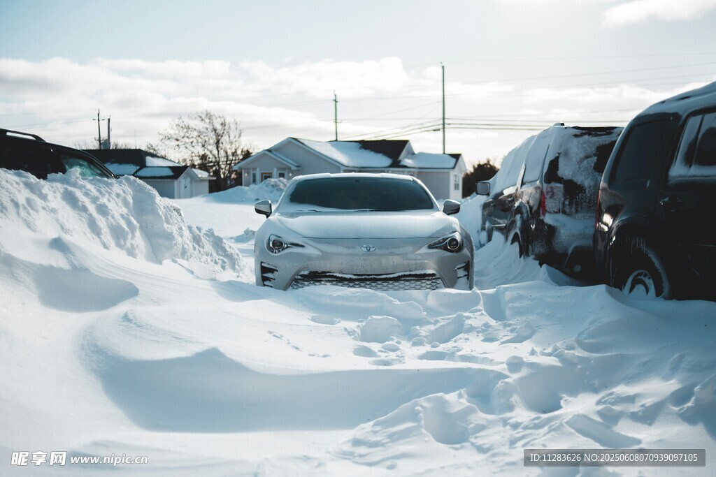 雪后街道被積雪覆蓋的車輛