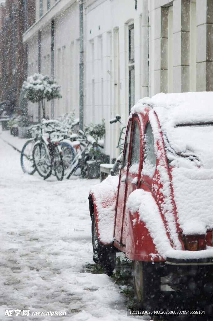 雪中紅車與自行車的景致