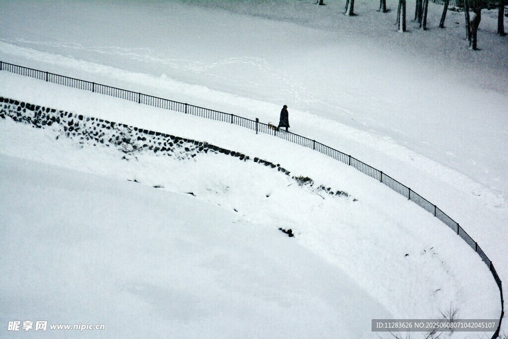 雪地中一人獨(dú)行的弧形步道