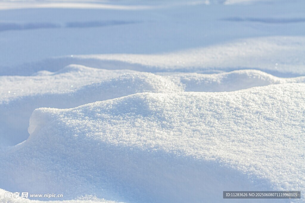 冬日雪景中的起伏積雪