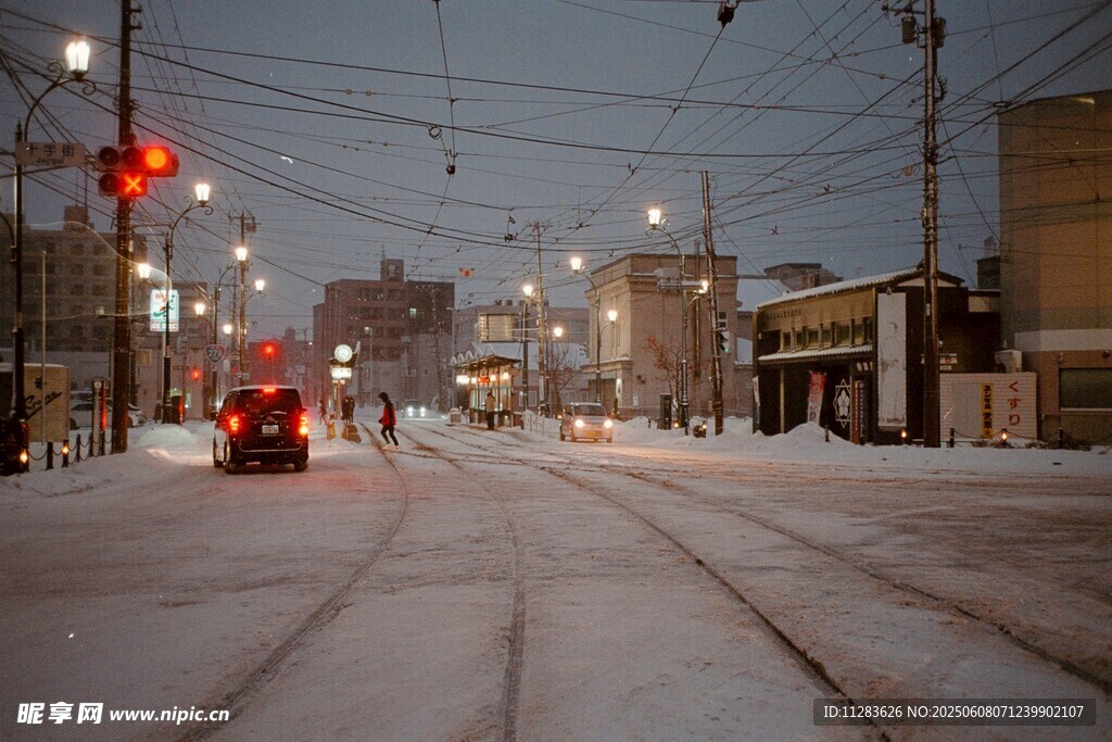 雪天城市街道交通景象