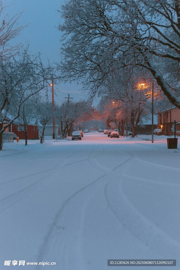 雪后靜謐街道冬日景象