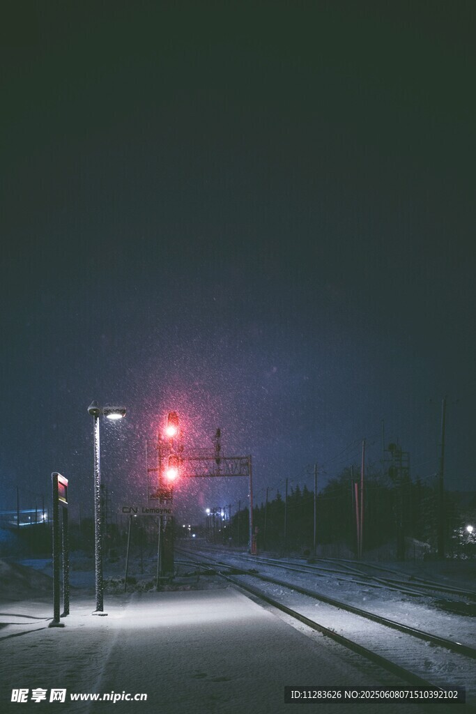 夜晚鐵路旁的燈光景象