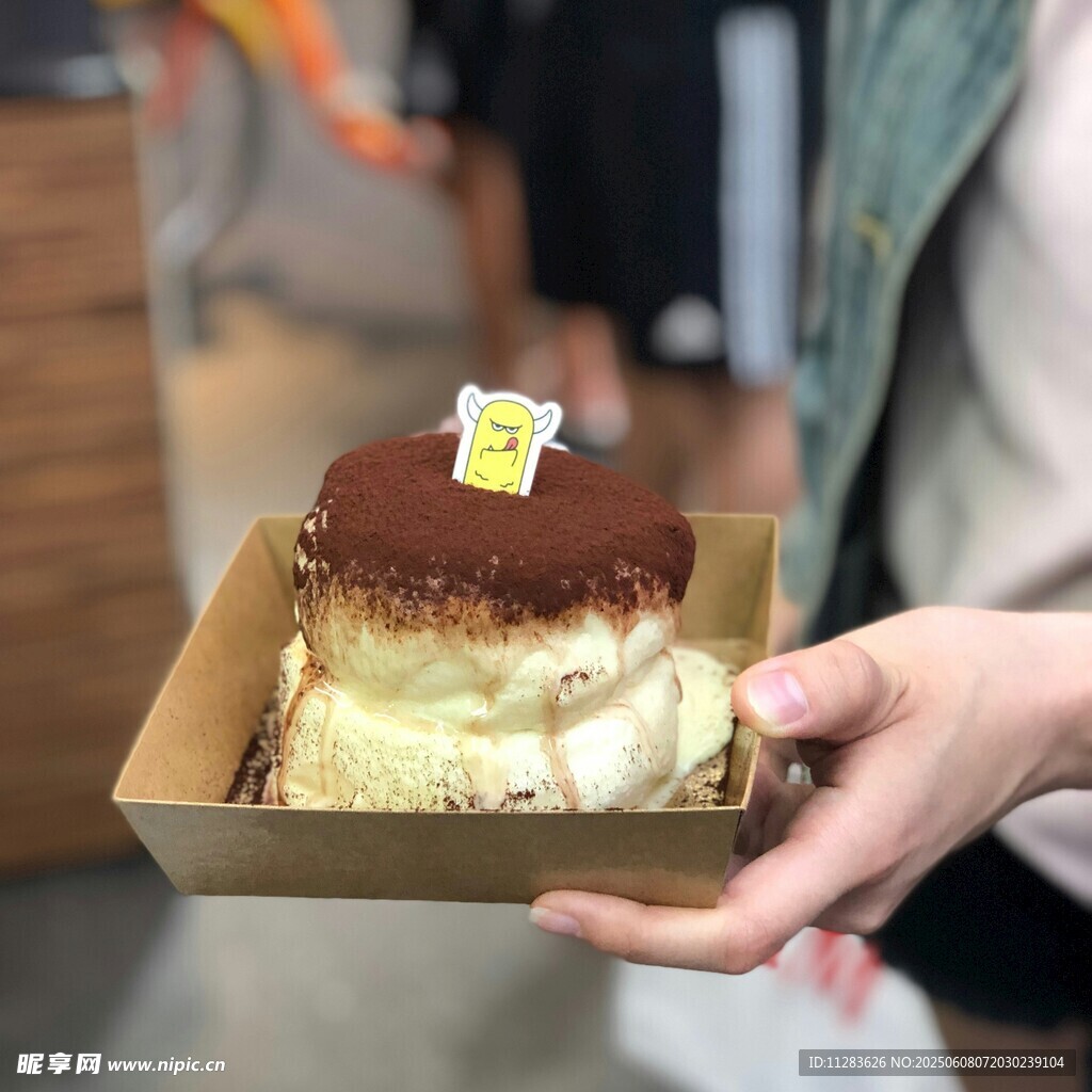 手持美味提拉米蘇蛋糕