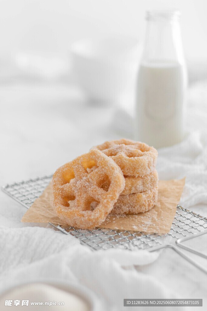 美味酥脆餅干與牛奶相伴