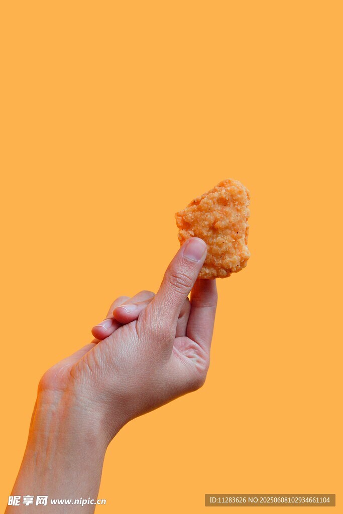 手握著美味炸雞塊